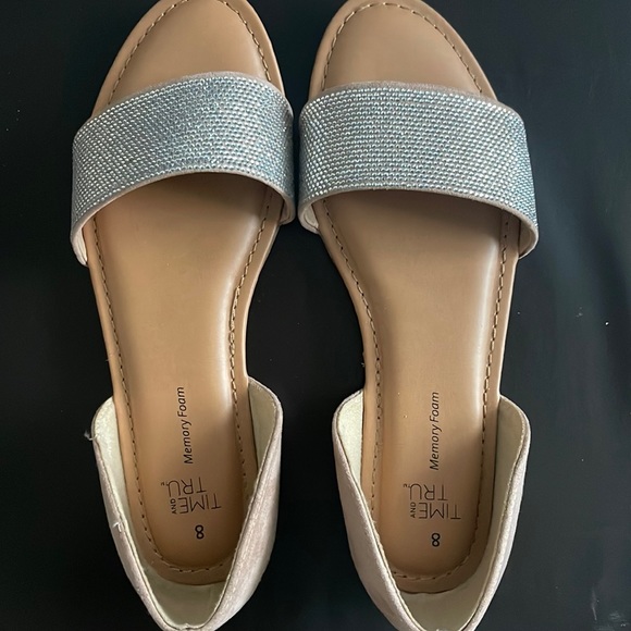 Sandals 🩴 - Picture 1 of 3